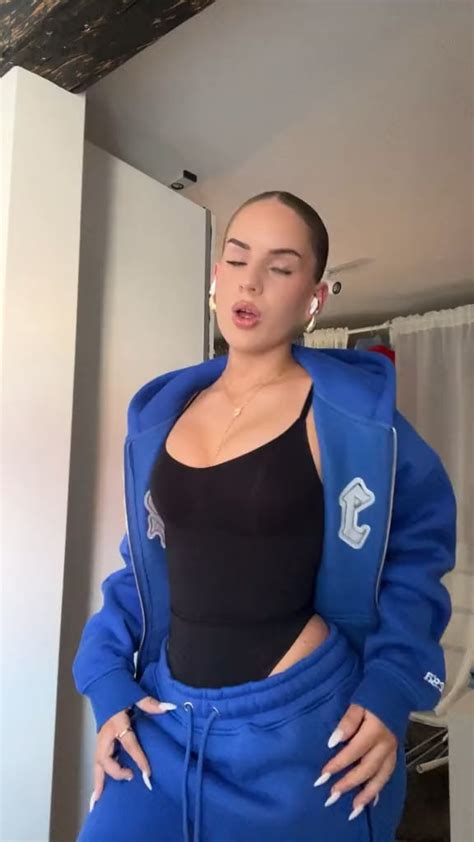 Sie Ist Bombe R Helenaakln Sie Ist Bombe R Helenaakln